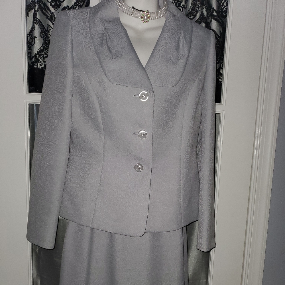 Jones Wear Suit, Size 6